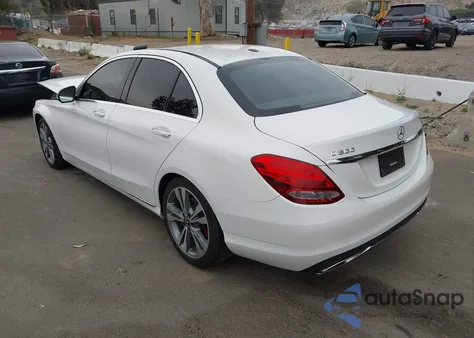 2018 Mercedes-Benz C 300 z USA, uszkodzony, nr VIN 55SWF4JB8JU277299